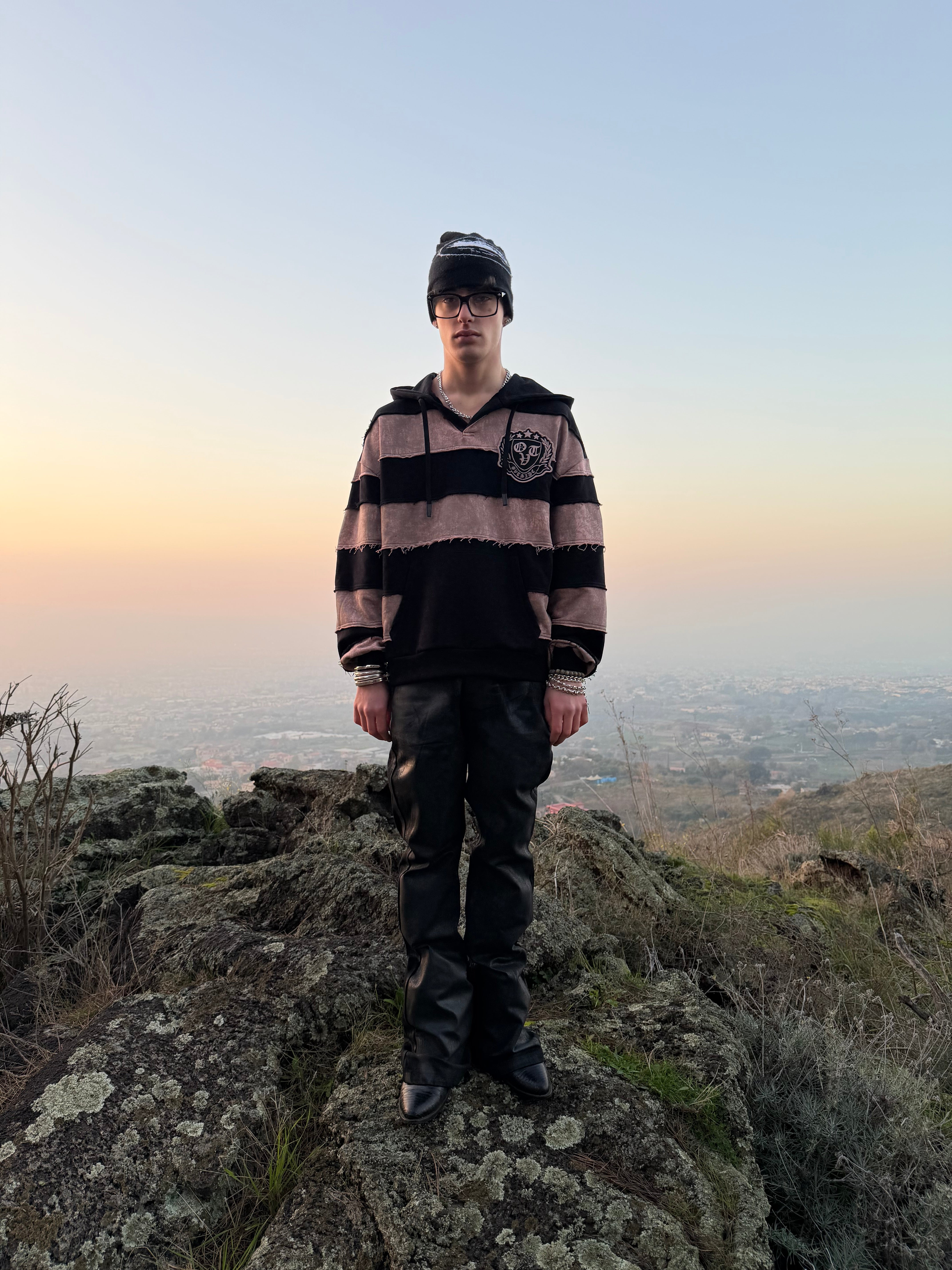 V-CUT HOODIE