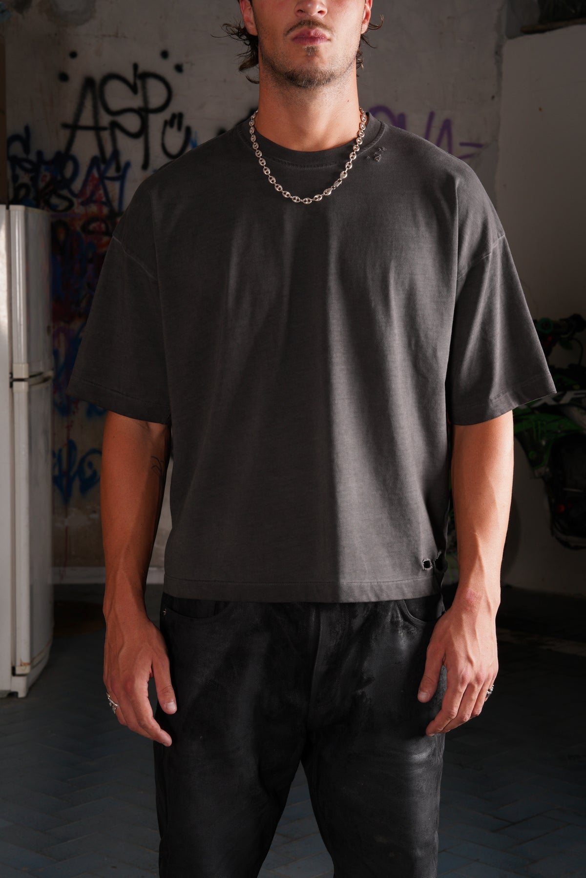 GRAY TEE